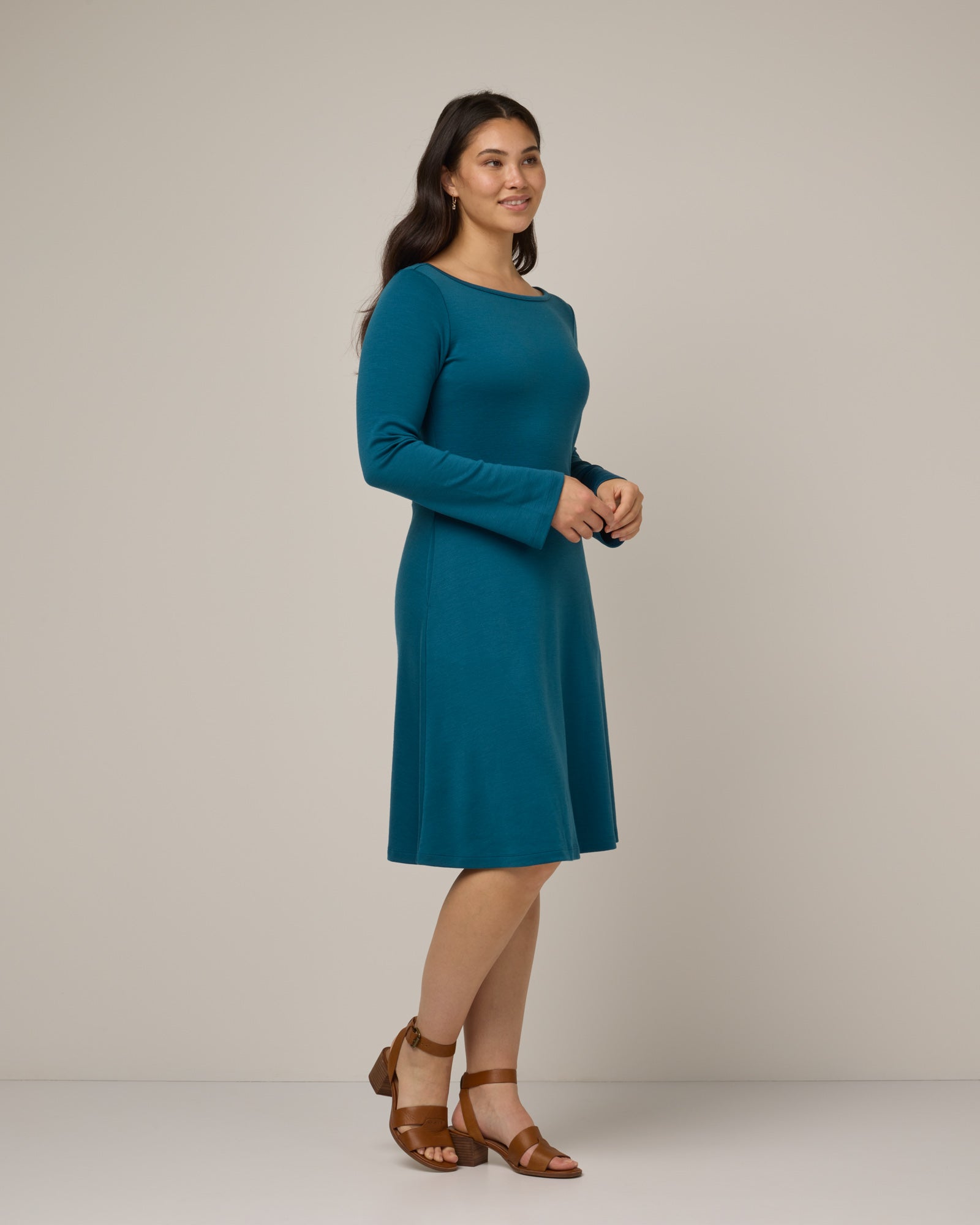 model-spec: Maile is 175cm, wearing a size M