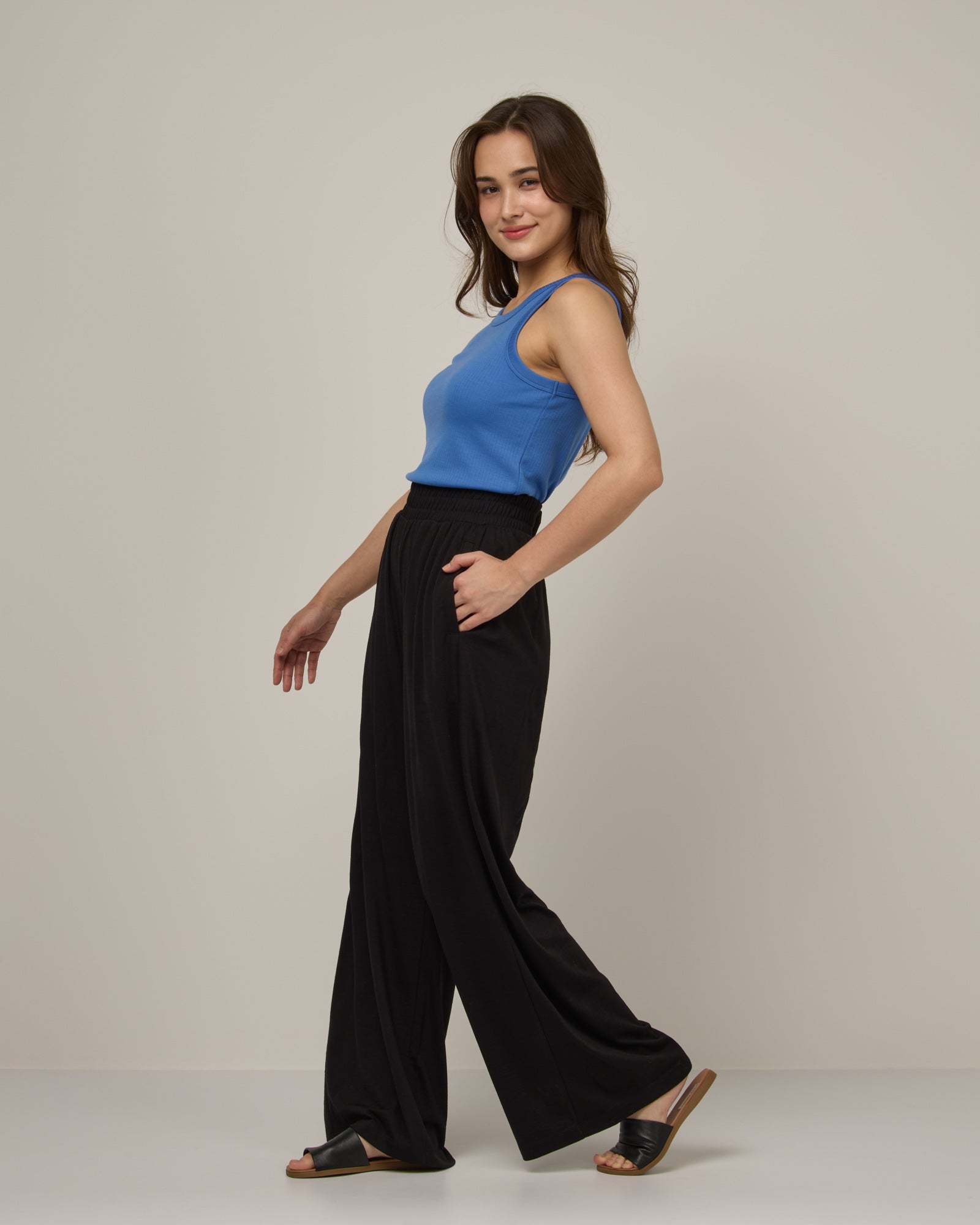 model-spec:Victoria is 165cm, wearing a size XS