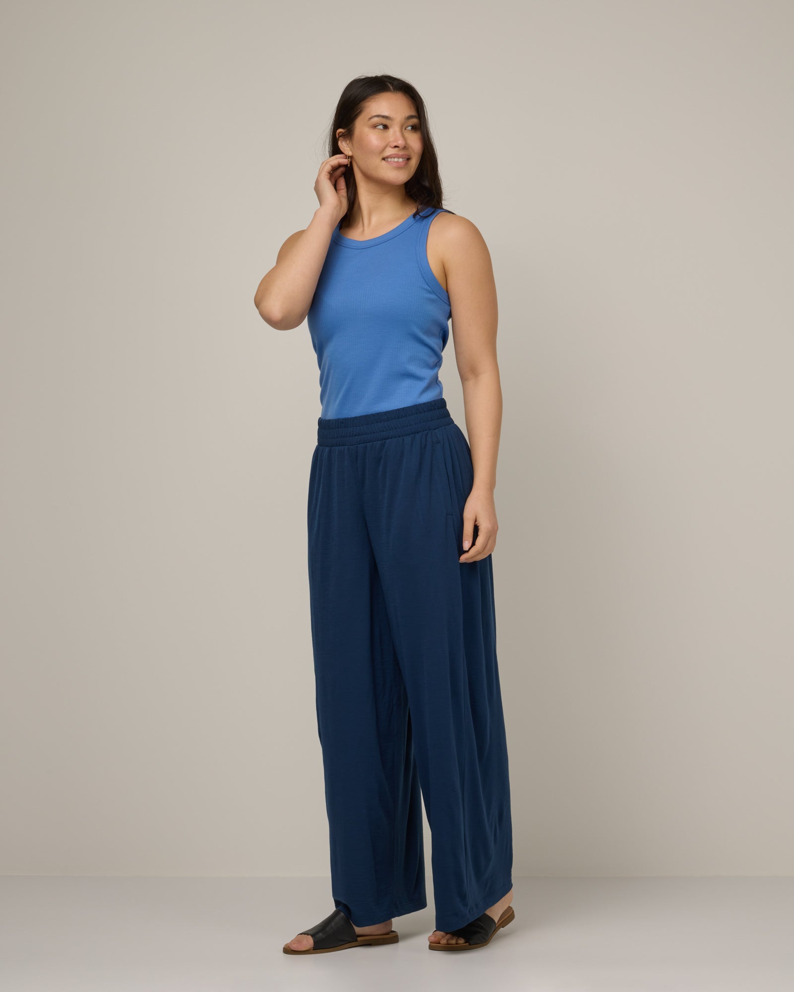 model-spec:Maile is 175cm, wearing a size M