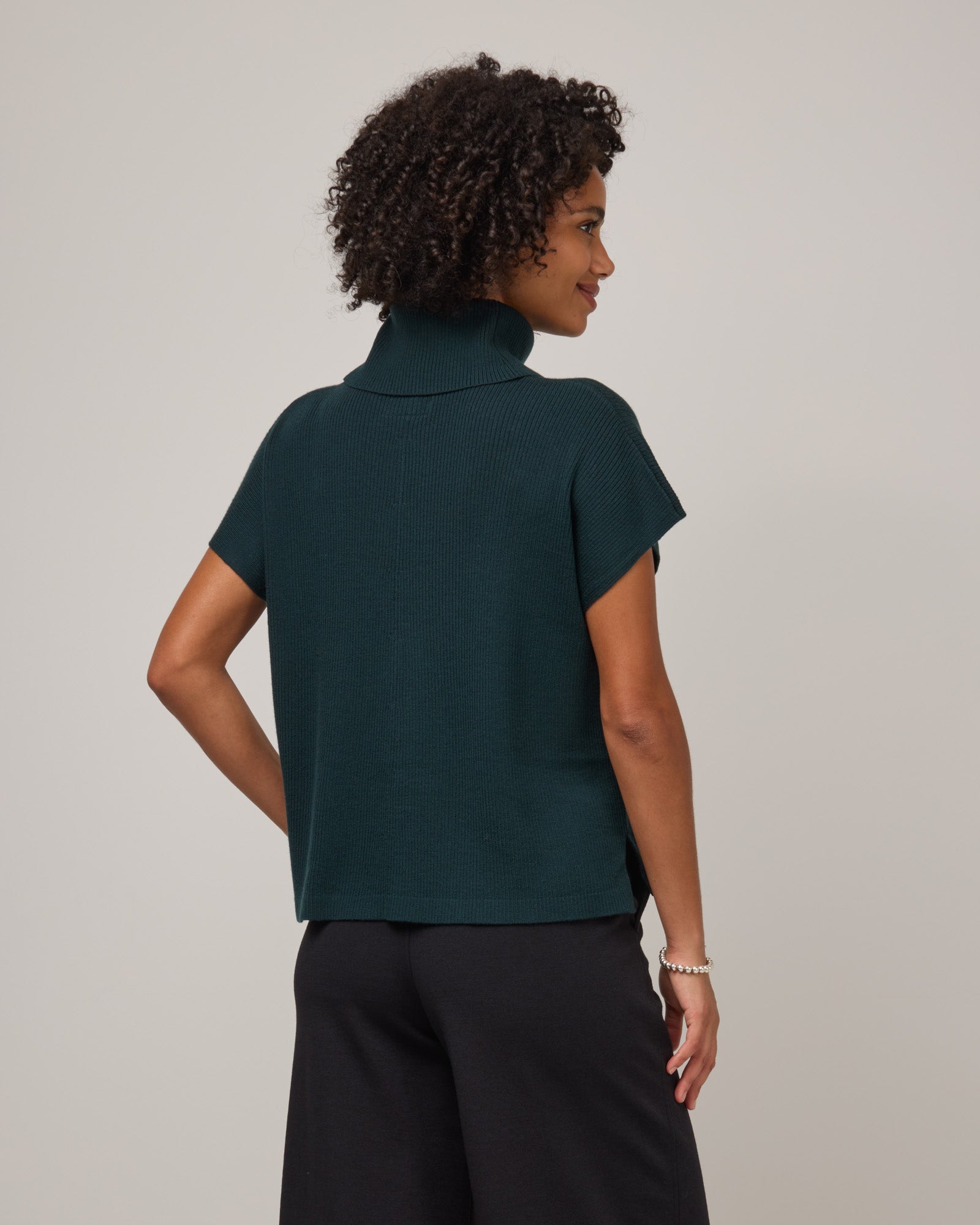 model-spec:Valyn is 178cm, wearing a size S