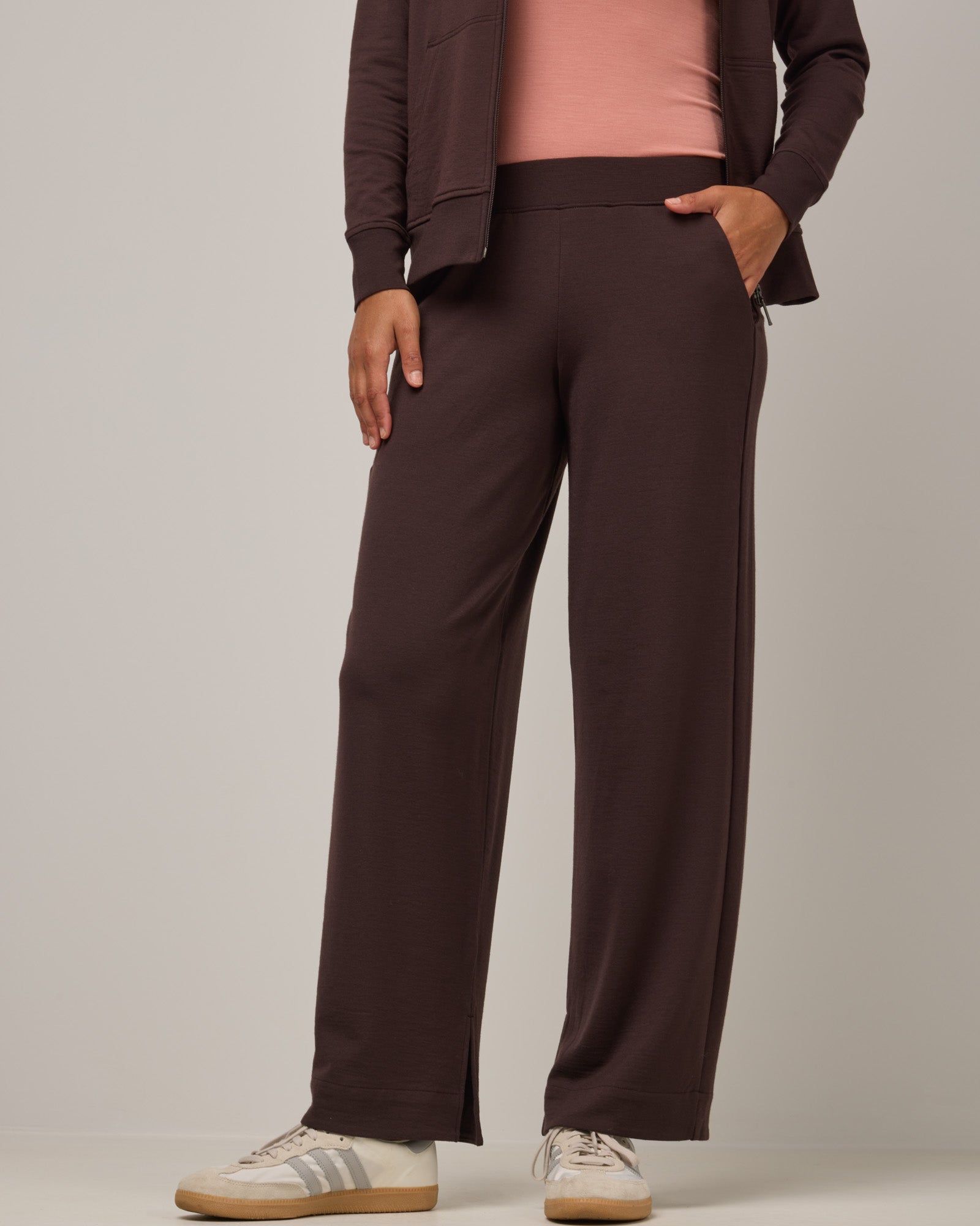 model-spec:Valyn is 178cm, wearing a size S