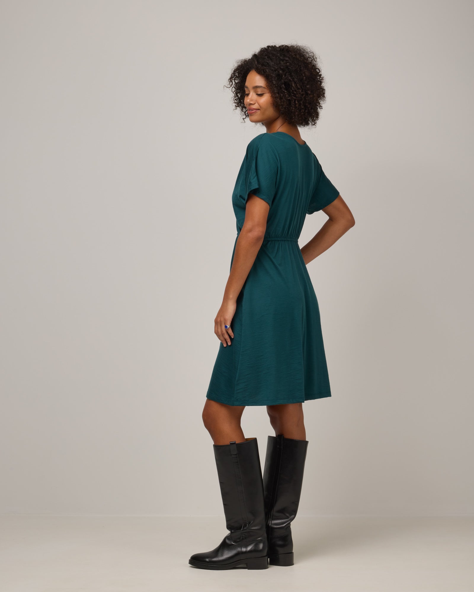 model-spec:Valyn is 178cm, wearing a size S