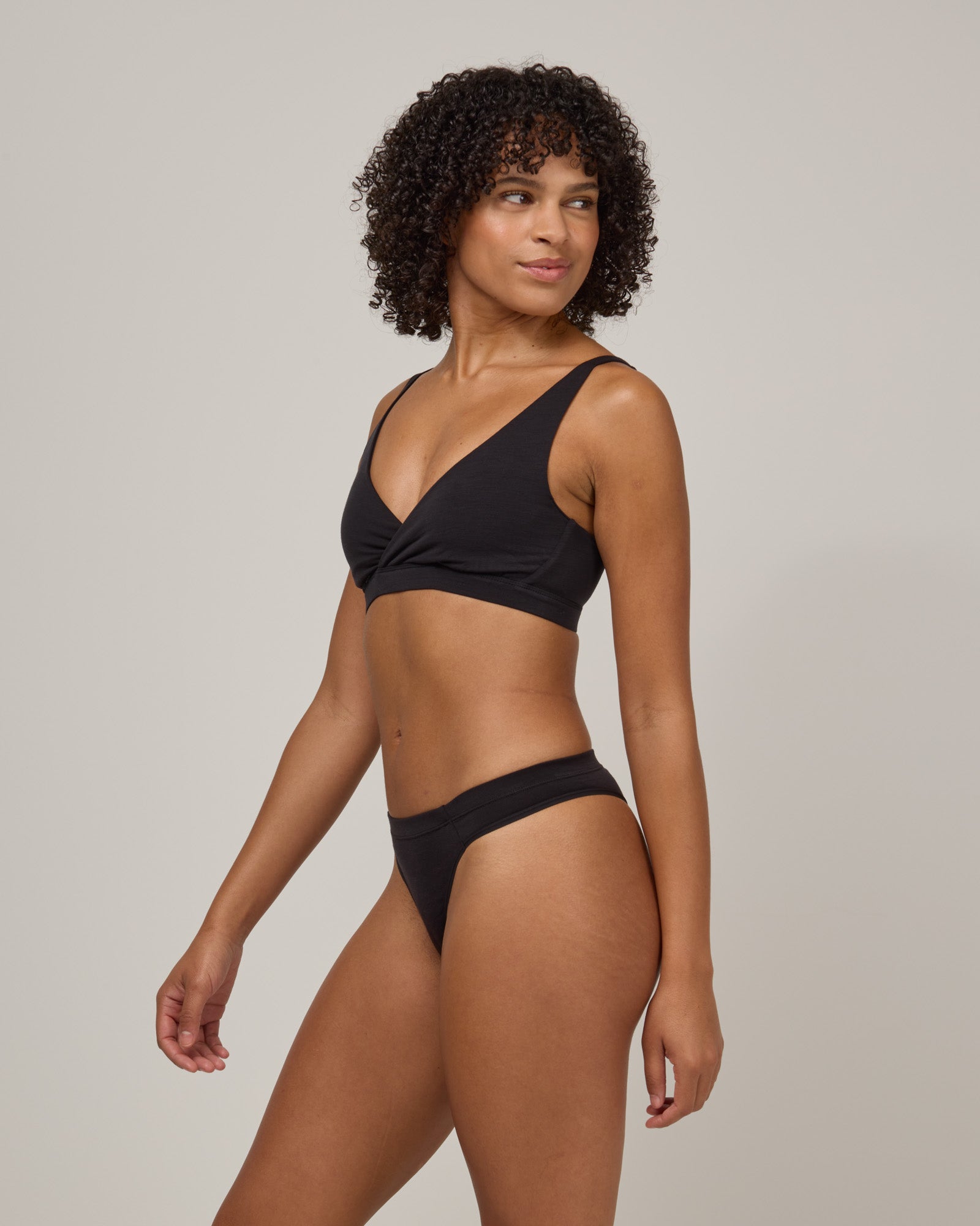 model-spec:Janiah's hips are 91cm, and she wears a size XS