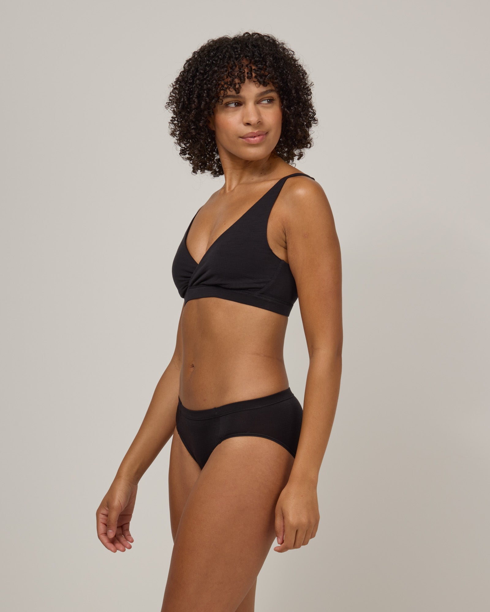 model-spec:Janiah's hips are 91cm, and she wears a size XS
