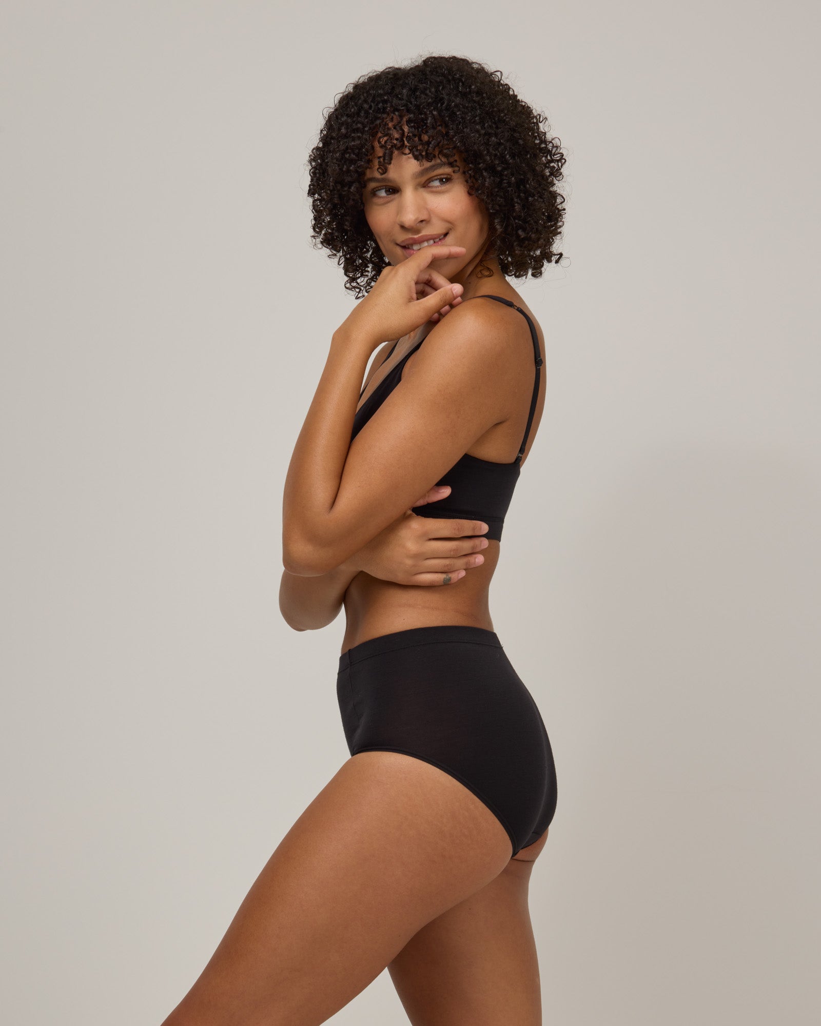 model-spec:Janiah's hips are 91cm, and she wears a size XS