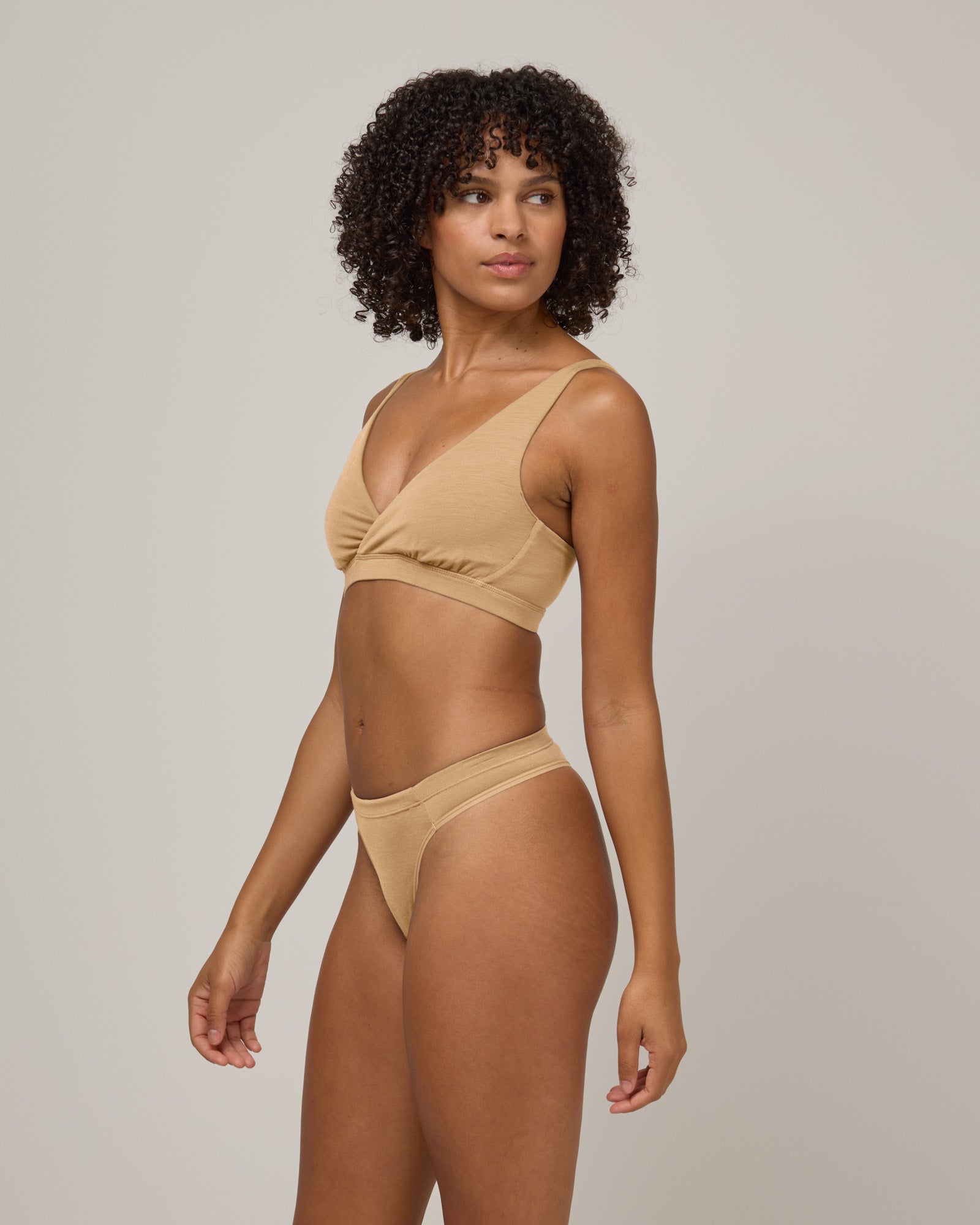 model-spec:Janiah's hips are 91cm, and she wears a size XS