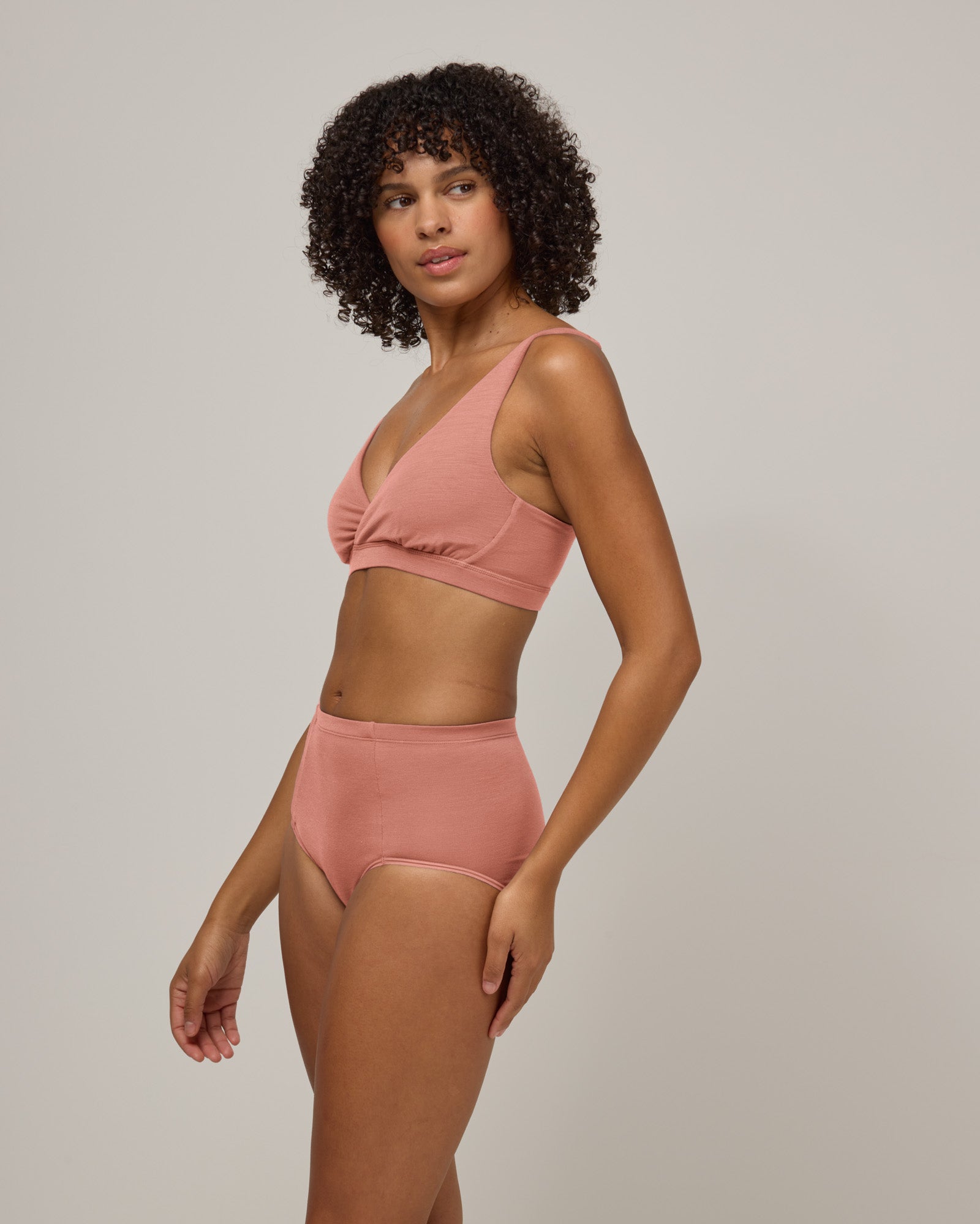 model-spec:Janiah's hips are 91cm, and she wears a size XS