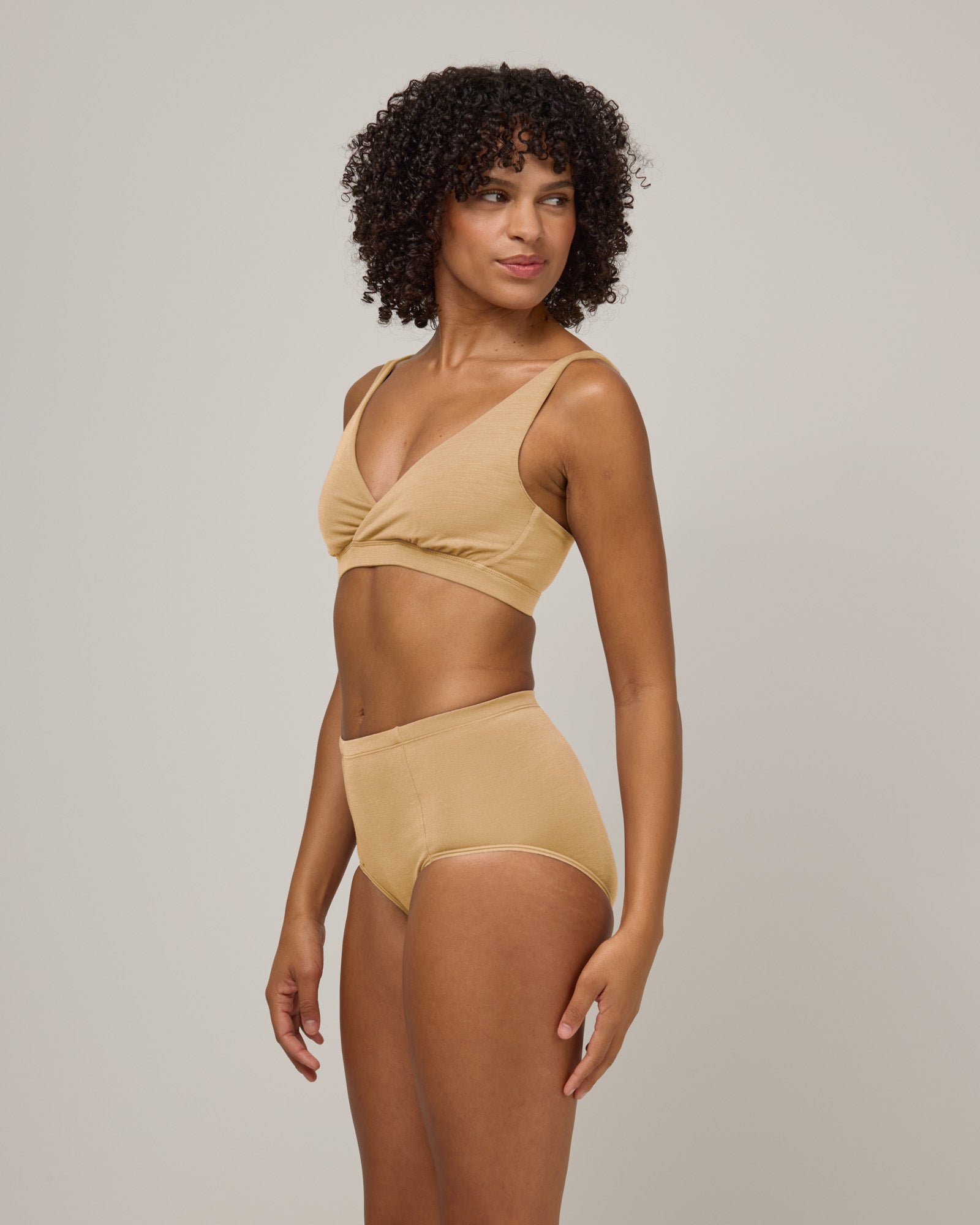 model-spec:Janiah's hips are 91cm, and she wears a size XS