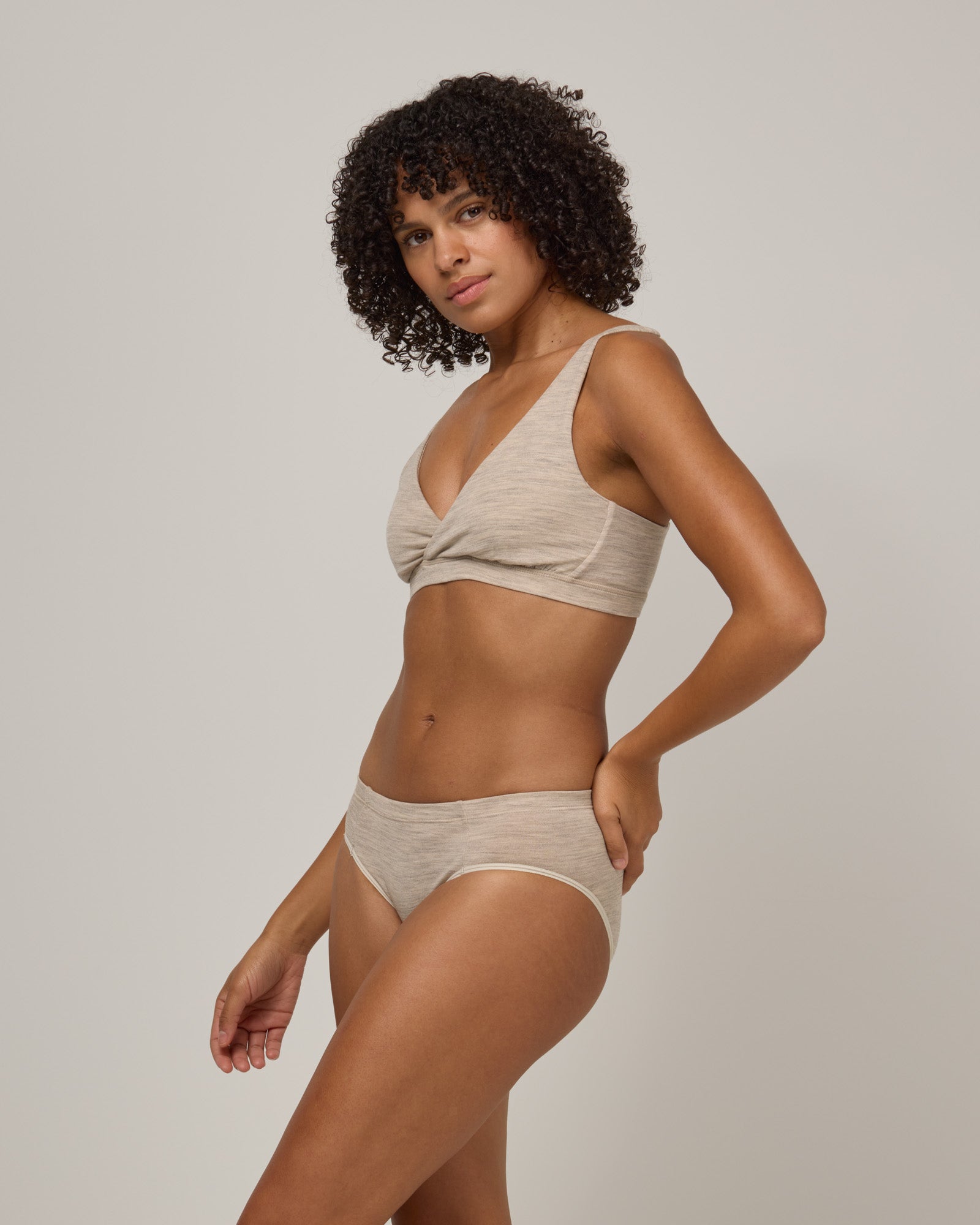 model-spec:Janiah's bust is 81cm, and she wears a size XS