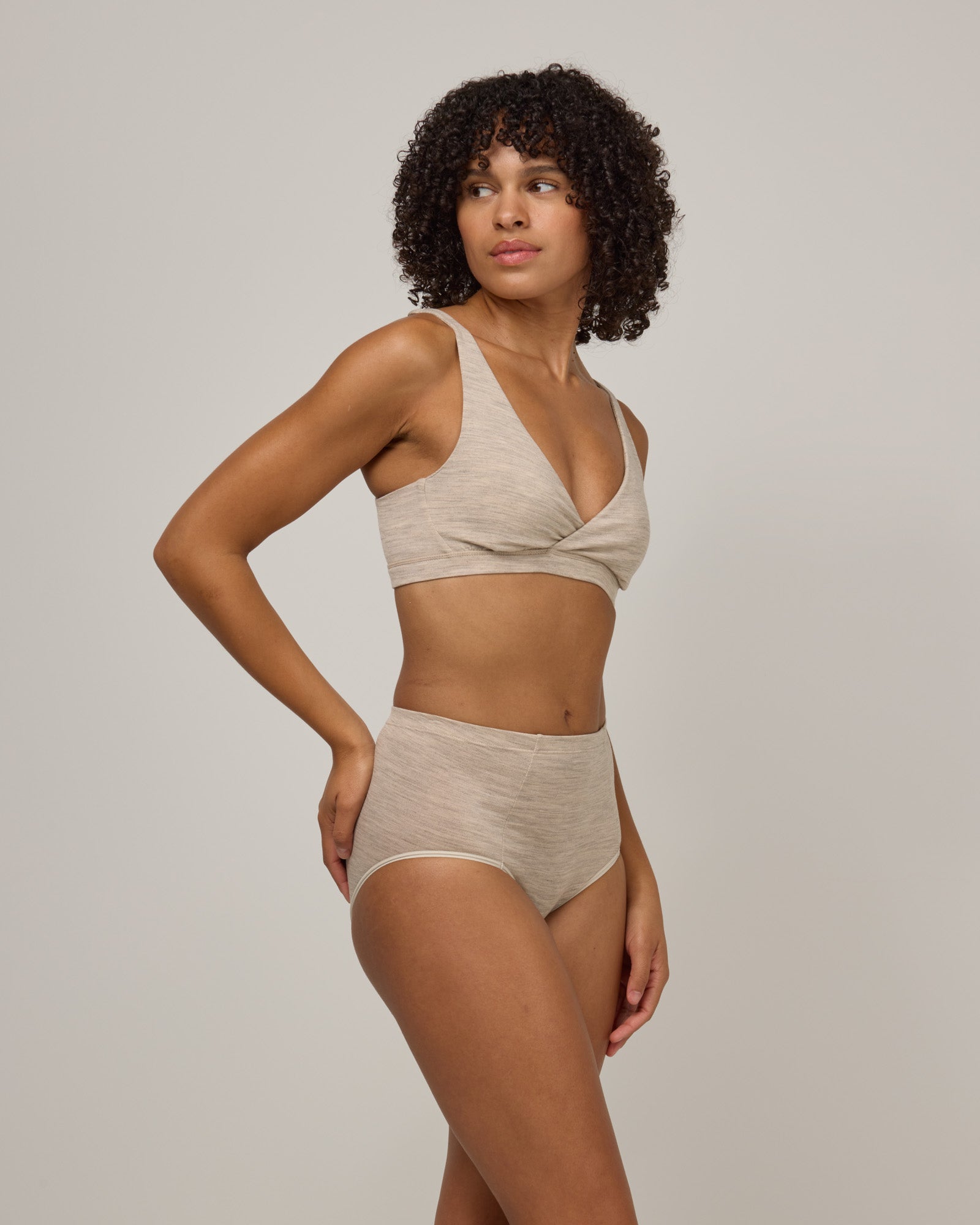 model-spec:Janiah's hips are 91cm, and she wears a size XS