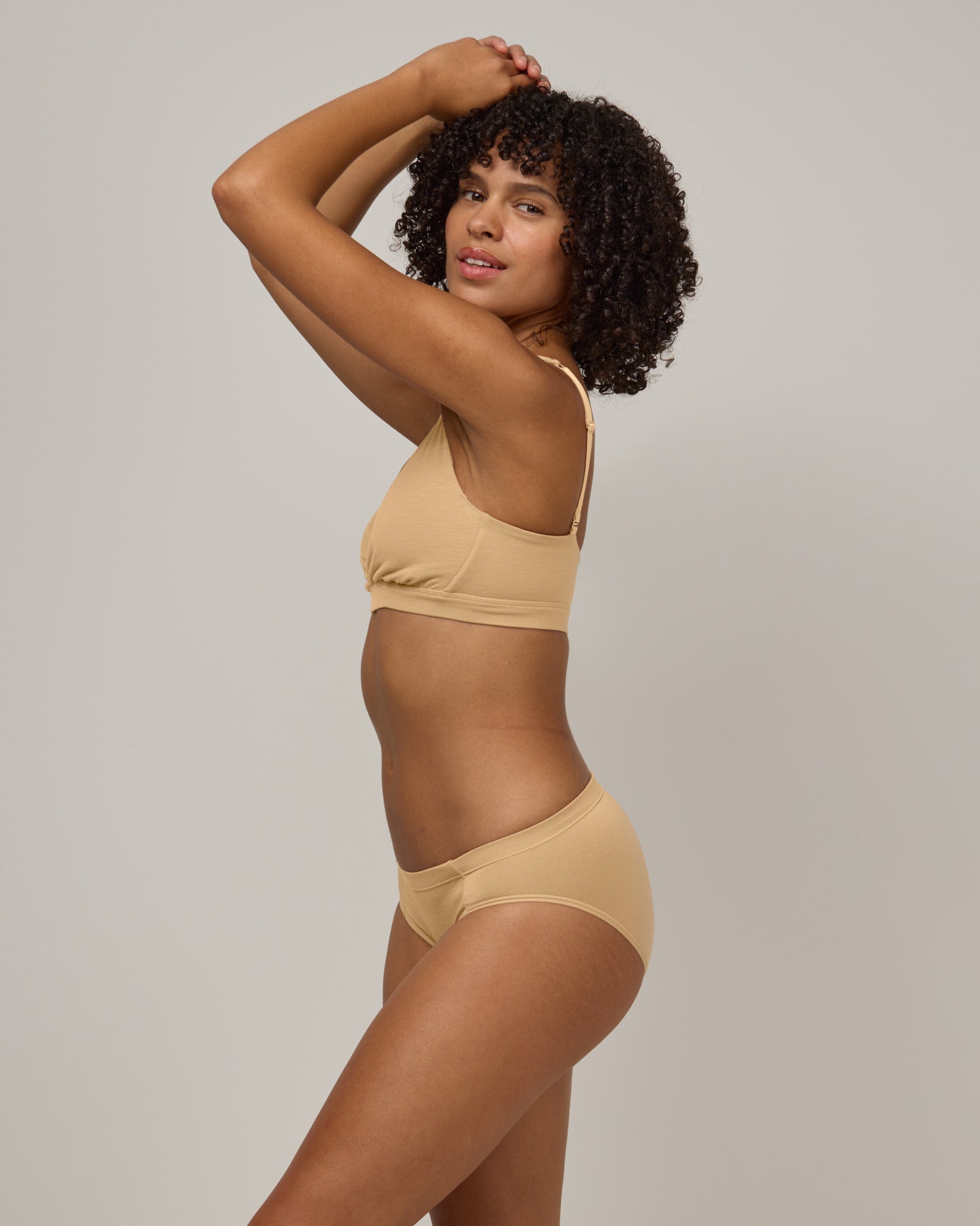 model-spec:Janiah's bust is 81cm, and she wears a size XS