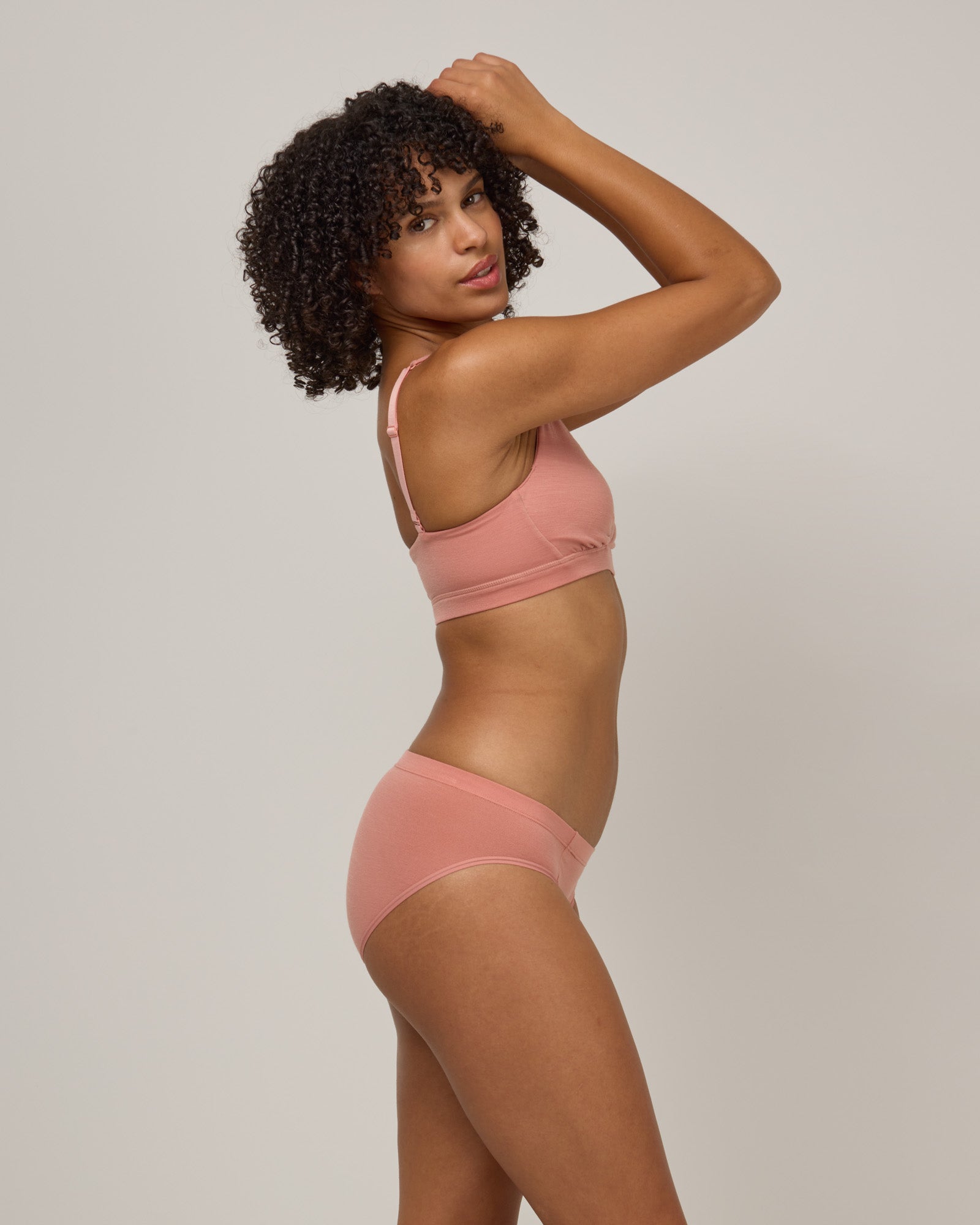 model-spec:Janiah's bust is 81cm, and she wears a size XS