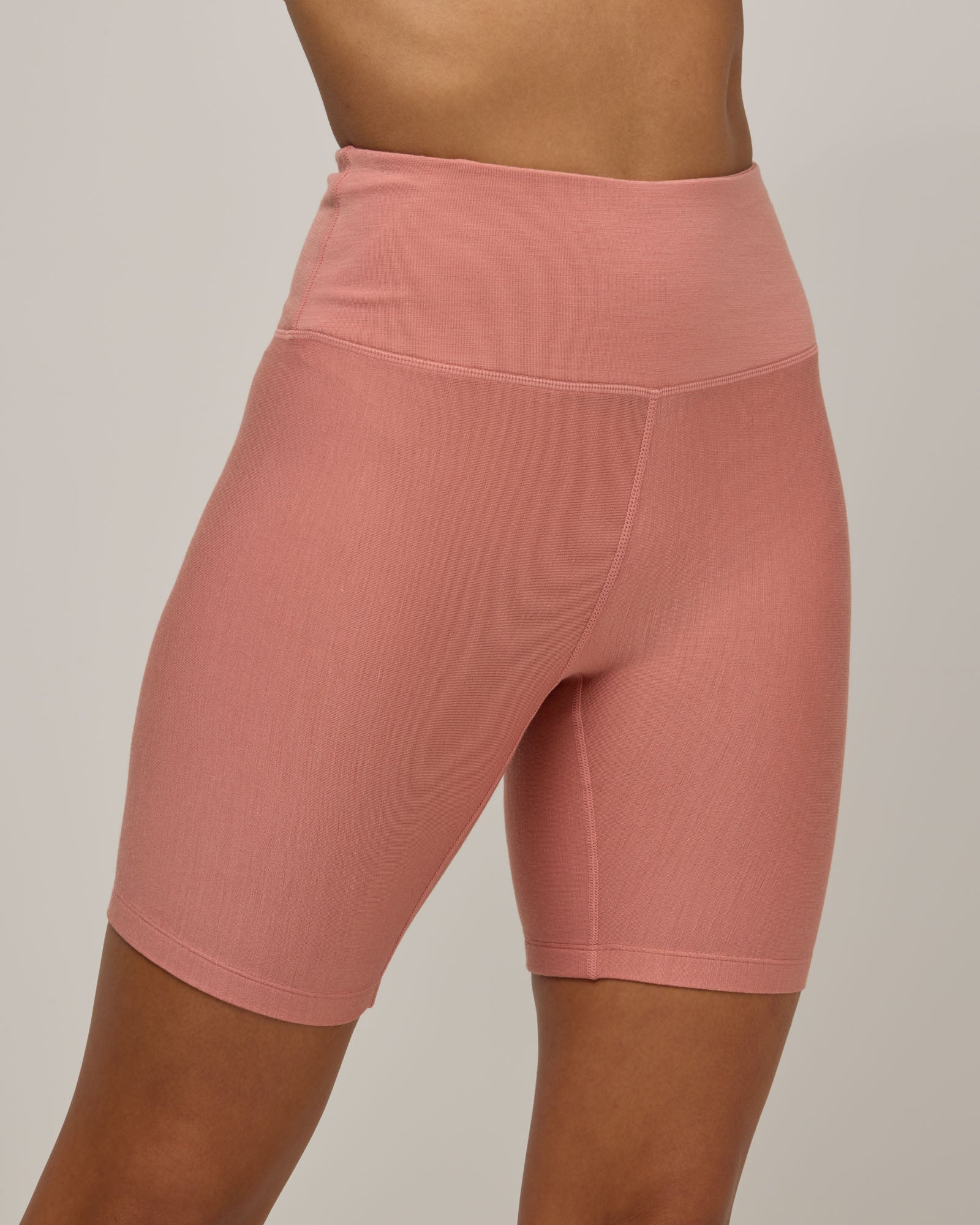 model-spec:Janiah's hips are 91cm, and she wears a size XS