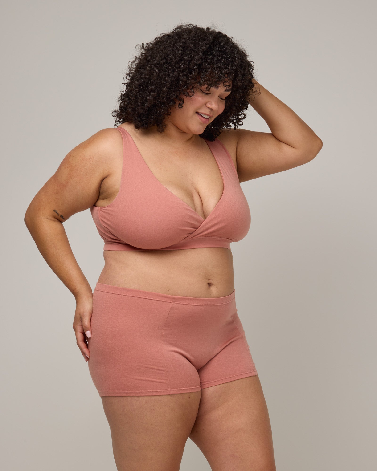 model-spec:Daron's hips are 128cm, and she wears a size 2X