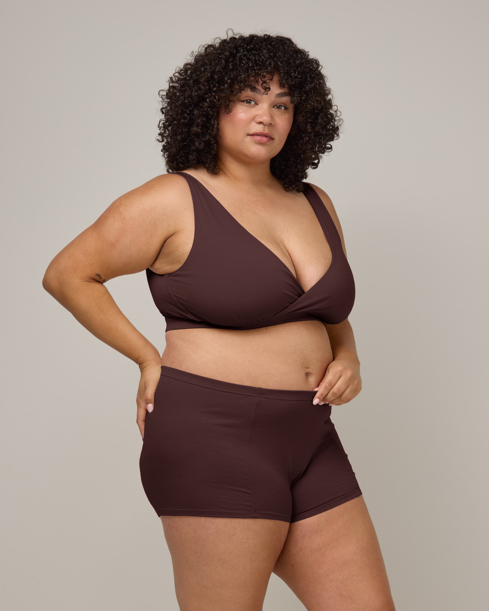 model-spec:Daron's hips are 128cm, and she wears a size 2X