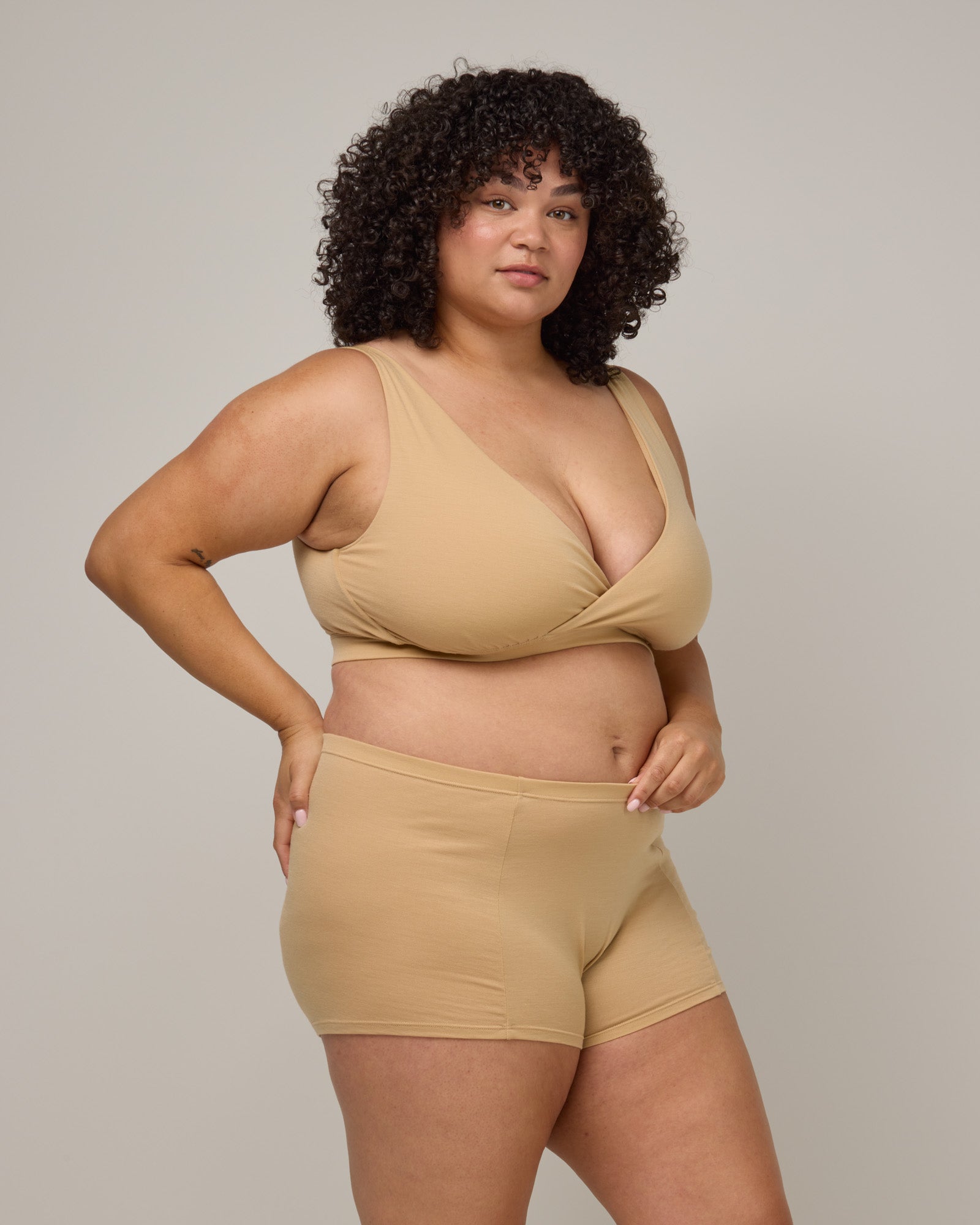 model-spec:Daron's hips are 128cm, and she wears a size 2X