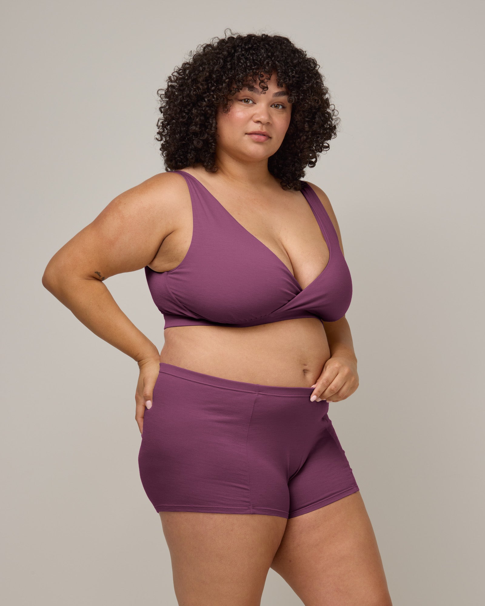 model-spec:Daron's hips are 128cm, and she wears a size 2X