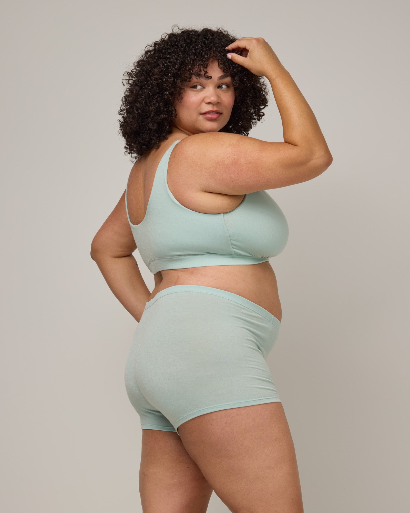 model-spec:Daron's bust is 130cm, and she wears a size 2X