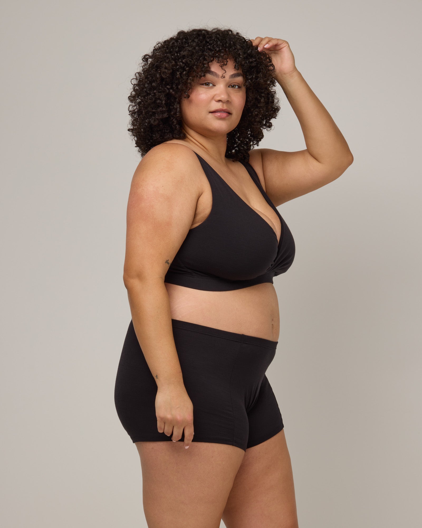 model-spec:Daron's hips are 128cm, and she wears a size 2X