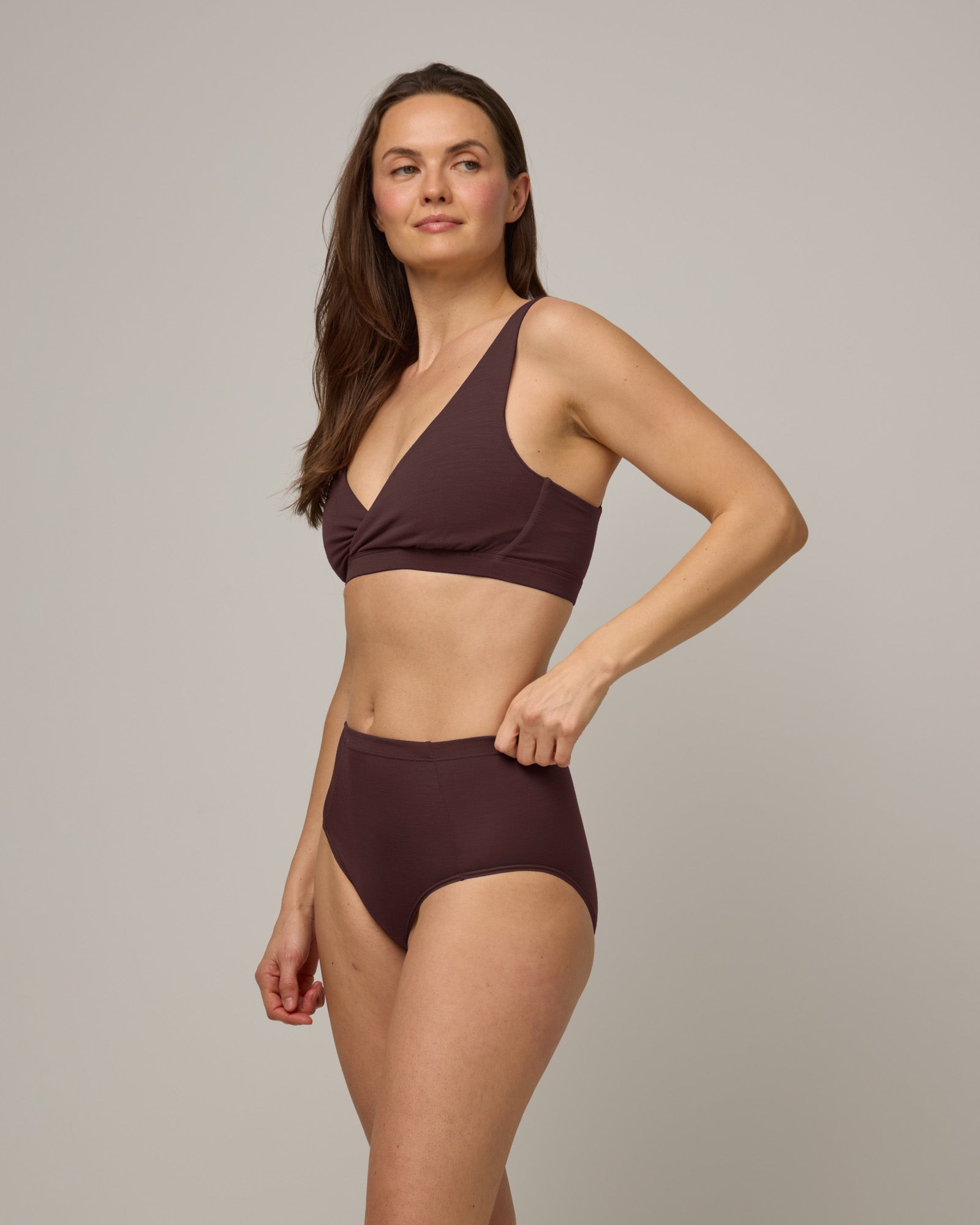model-spec:Nicole's hips are 102cm, and she wears a size S